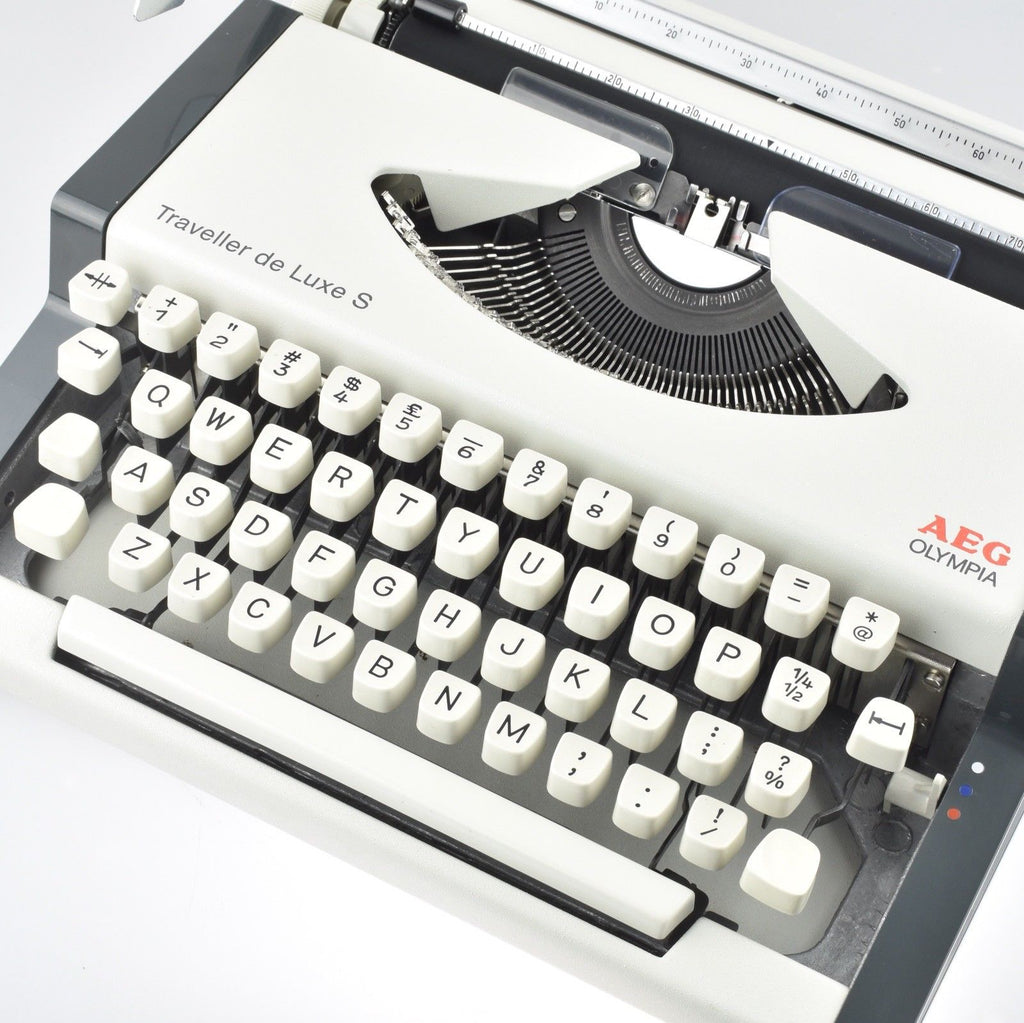 Restored Serviced Working Olympia Traveller De luxe S Typewriter