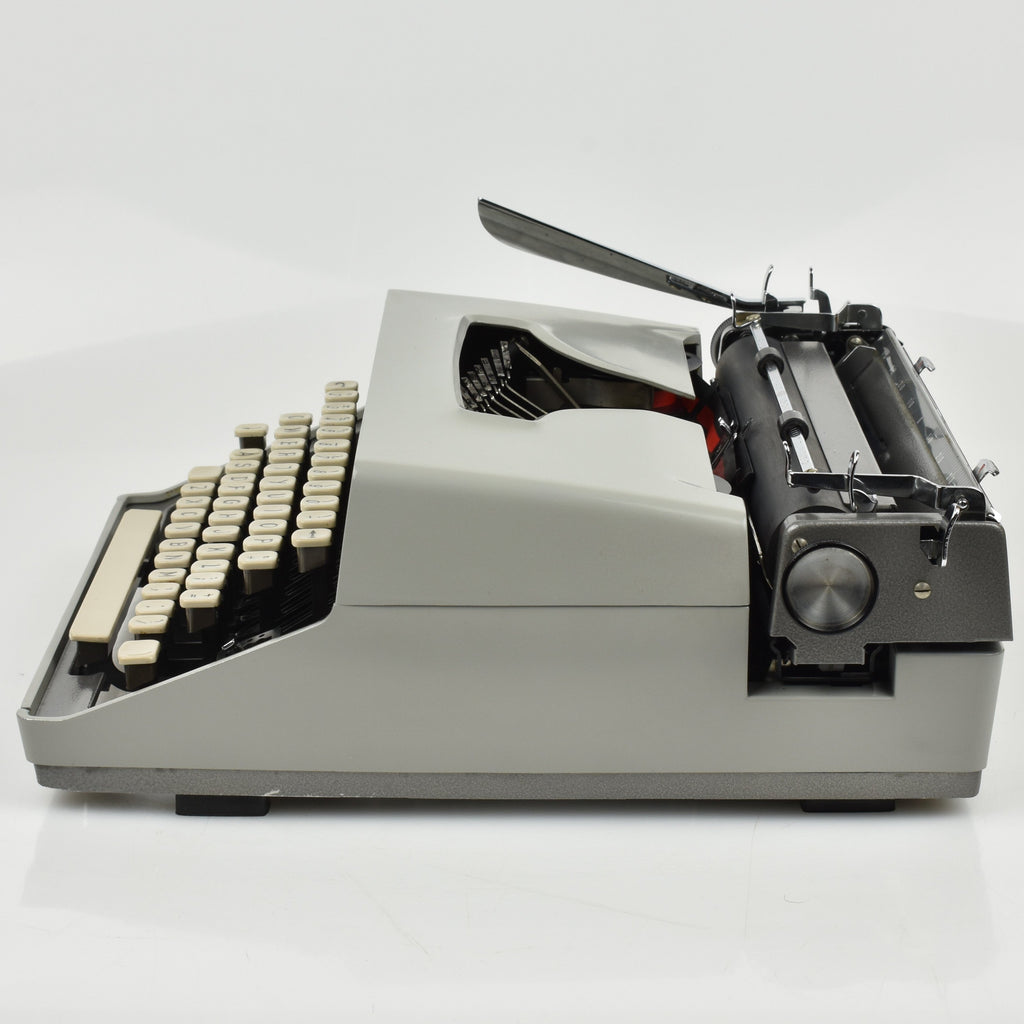 Remington Travel-Riter Deluxe Typewriter 