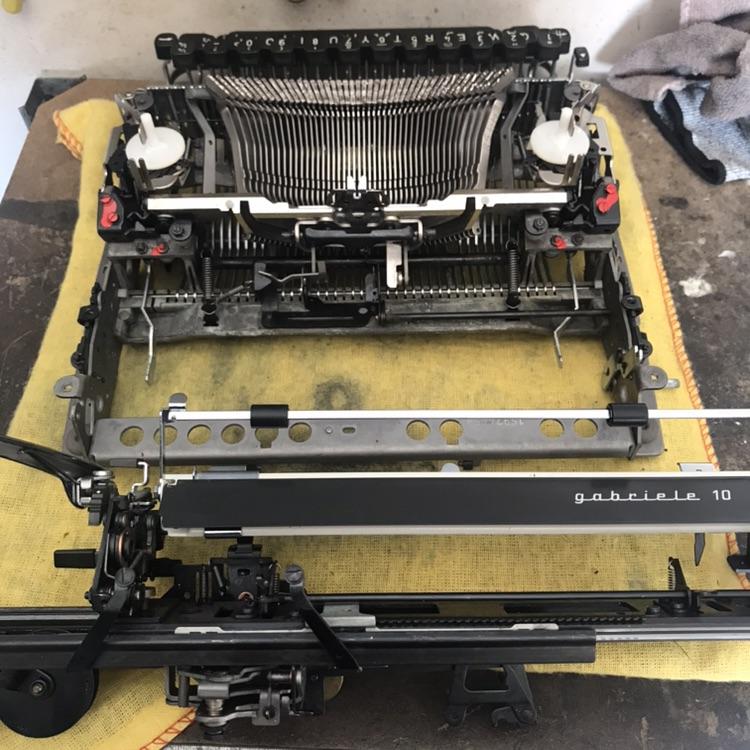 Adler Gabriele 10 Typewriter